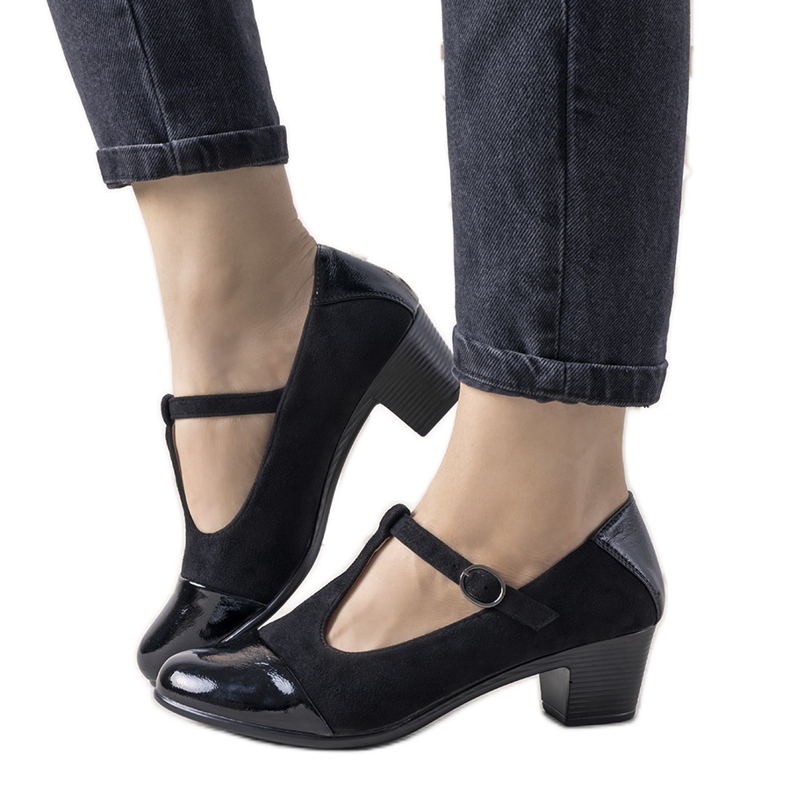 Svarta pumpar på en pelare med en lackerad Dessertå