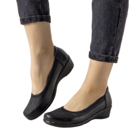 Svarta skor på en tjock Vontare -sula