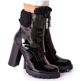 Lackerade svarta stövlar på ett inlägg Arleston