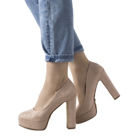 Beige höga klackar på Aisha -plattformen