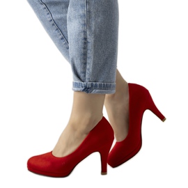 Röda pumps på en Marino stilettklack