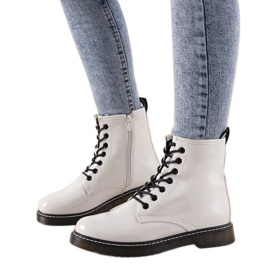 Peve vitlackerade stövlar för kvinnor