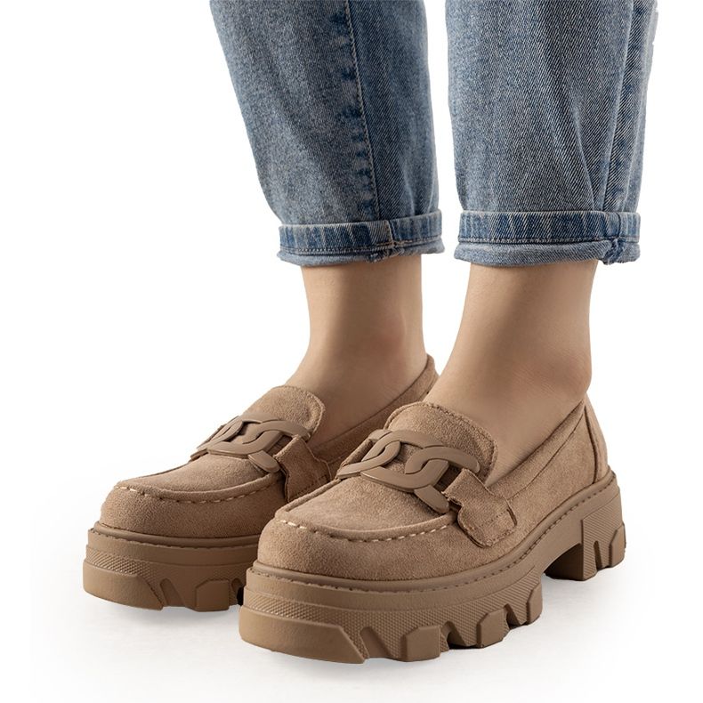 Beige mockasiner på en hög Perla -sula