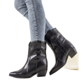 Svarta cowboystövlar på ett Perlage -inlägg