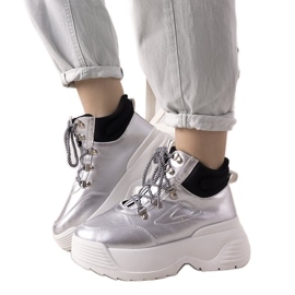 Silver sneakers på en hög Eloquence sula