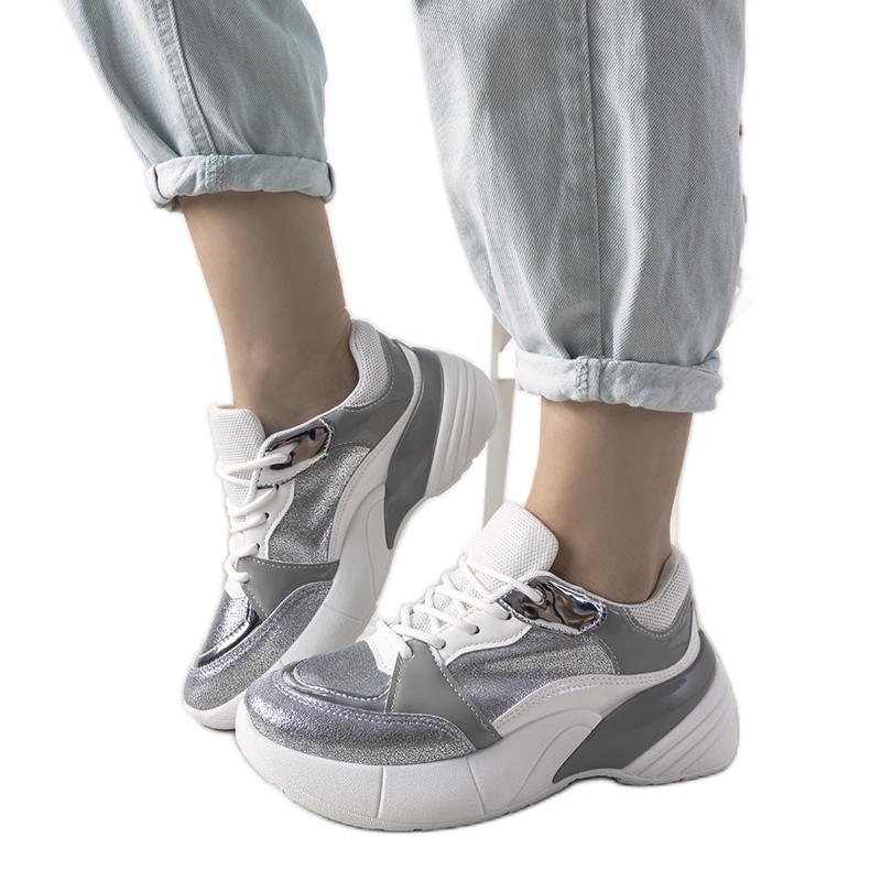 Silver sneakers på en hög sula vit