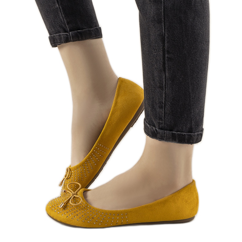 Gula ballerinor med en Larissa rosett