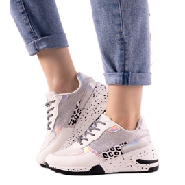 Vita sneakers med holografiska skär från Manitoba silver-