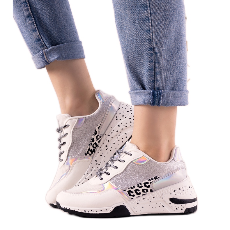 Vita sneakers med holografiska skär från Manitoba silver-