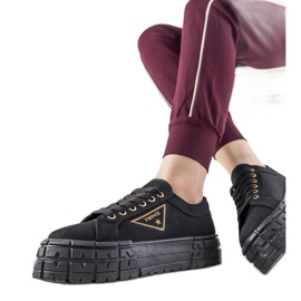 Svarta sneakers på en tjock Giselle -sula