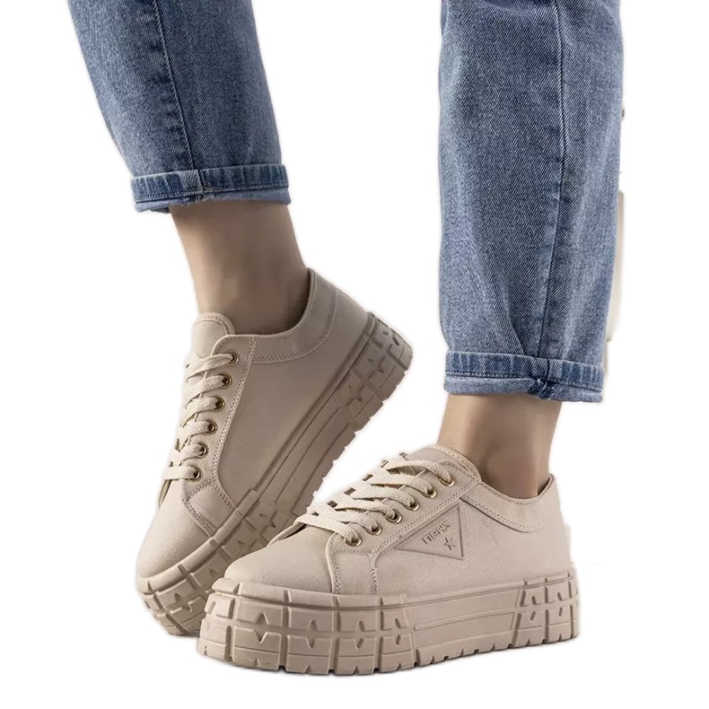 Beige sneakers med en tjock Giselle -sula