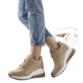 Beige sneakers med ett ormskinnsmönster från Halsey