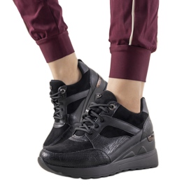 Svarta sneakers med ett ormskinnsmönster från Halsey