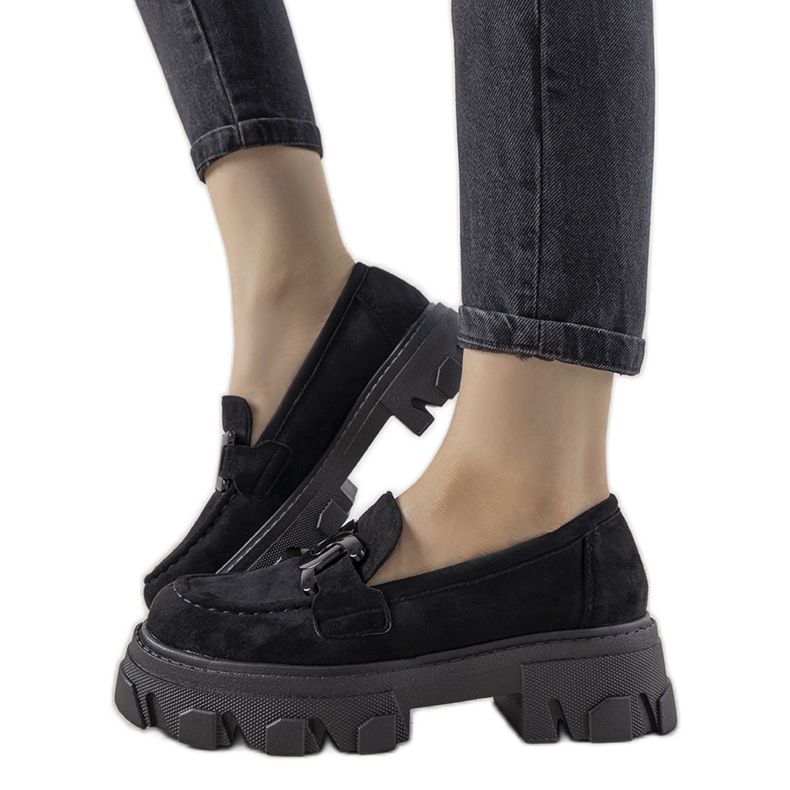 Svarta loafers på en hög Perla -sula