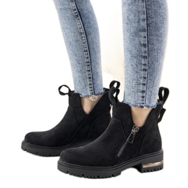 Svarta stövlar med fantastiska utskärningar