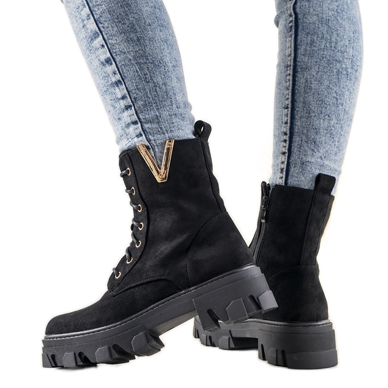 Svarta stövlar på en hög Rudes -sula