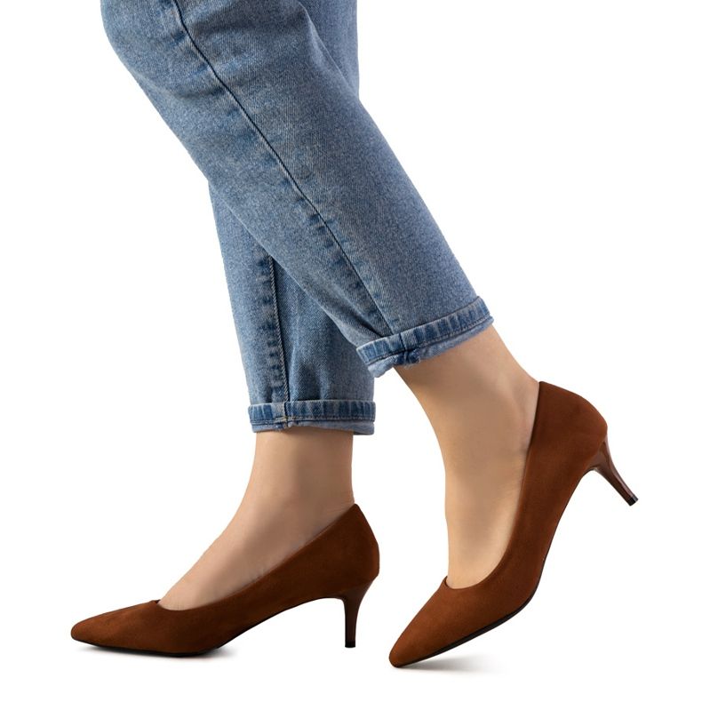 Bruna pumps på en Campbell låg häl