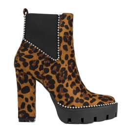 Bruna stövlar på stolpen i leopardmönstret Leo