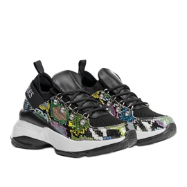 Svarta sneakers på Lissas höga sula