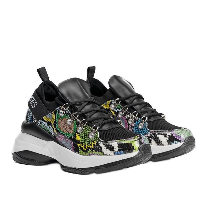 Svarta sneakers på Lissas höga sula