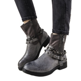 Grå stövlar med dubbade Elffie -pannband