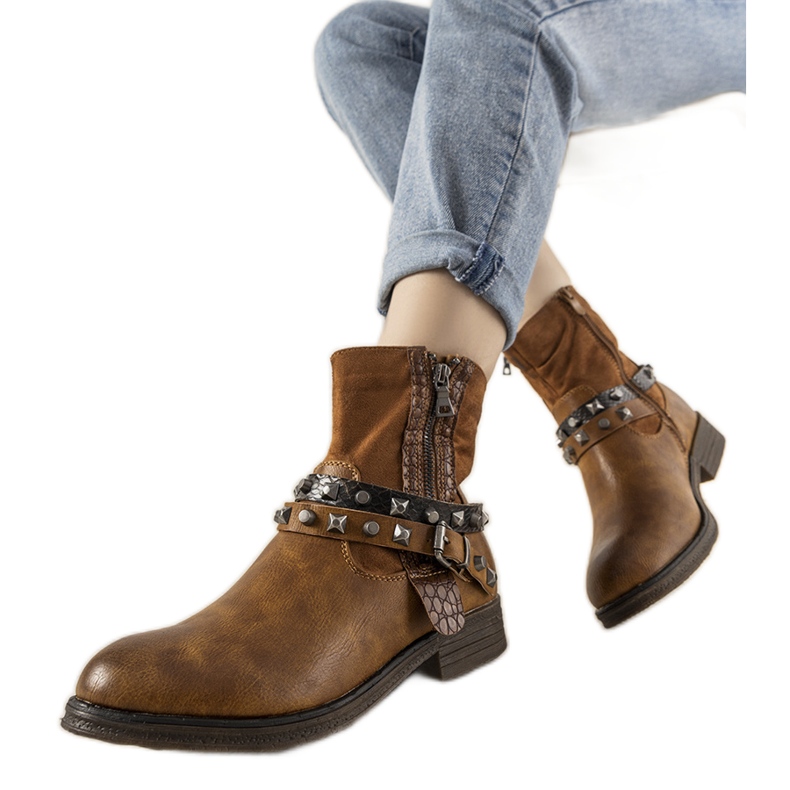 Bruna stövlar med ett dubbat Elffie -huvudband