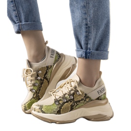 Beige sneakers på en hög Lissa -sula