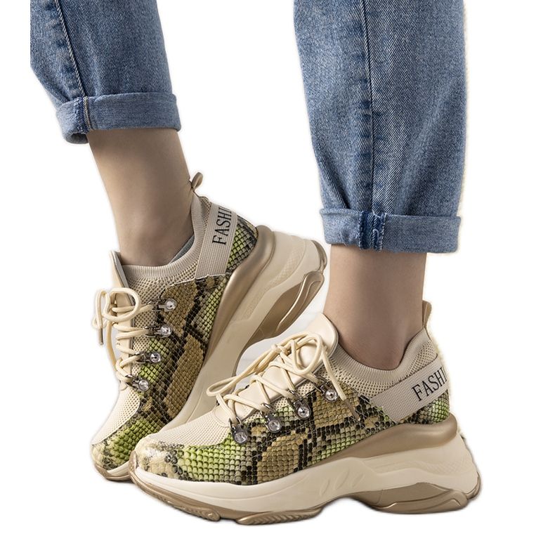 Beige sneakers på en hög Lissa -sula