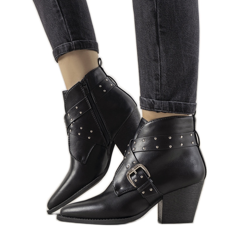 Svarta Jodhpur -stövlar med ett spänne och Rubio -dubbar