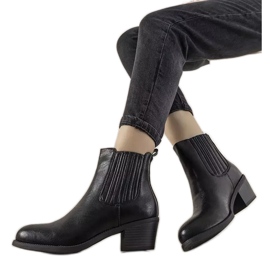 Svarta slip-on-stövlar på Pena-stolpen