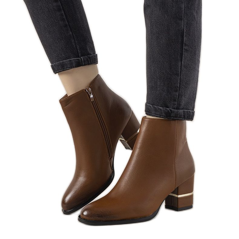 Bruna klassiska stövlar på Arteaga -stolpen