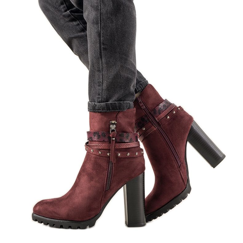 Barella rödbruna stövlar för kvinnor på stolpen