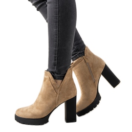 Beige stövlar på Bushido -stolpen