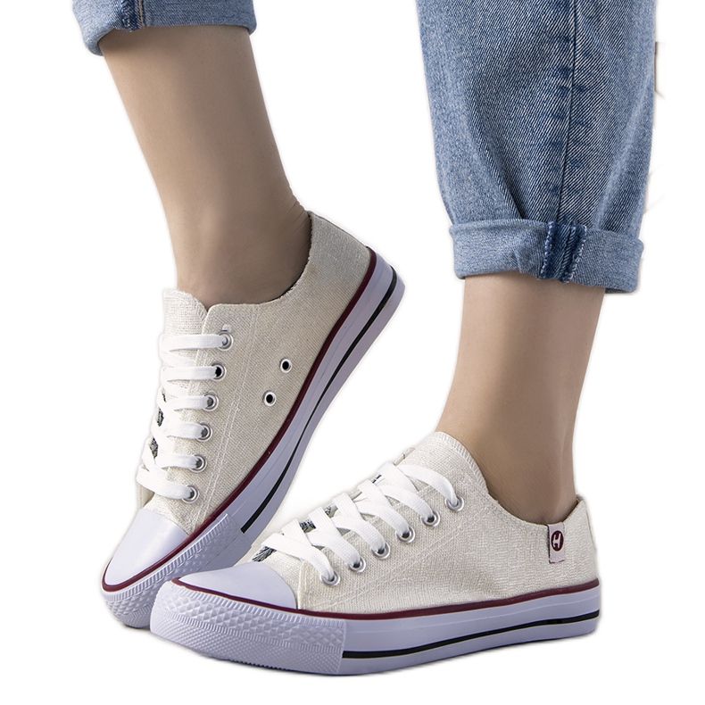 Krämfärgade glänsande gästsneakers beige