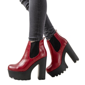 Röda fotkängor på Zellola -stolpen