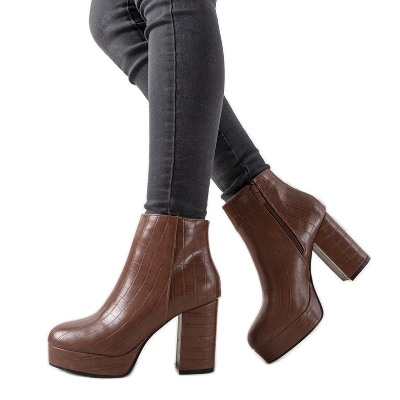 Bruna stövlar på stolpen Usinaya