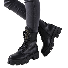 Svarta fällare med dekorativ Romaine -tunga