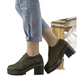 Gröna, lågt skurna stövlar på Cecina-stolpen