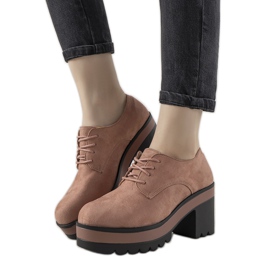 Rosa snörskor på Cecina-stolpen