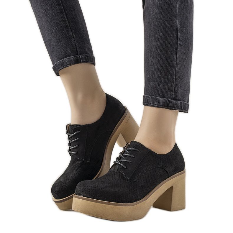 Svarta spetsiga stövlar på Cascio-stolpen