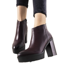 Klassiska rödbruna stövlar på stolpen för My Need -kvinnor