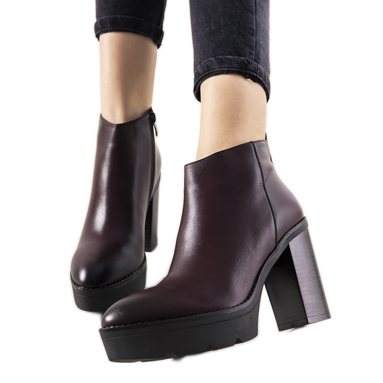 Klassiska rödbruna stövlar på stolpen för My Need -kvinnor