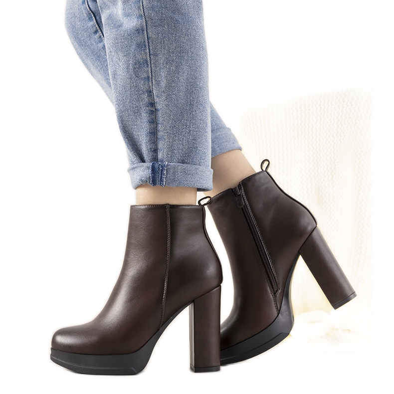 Klassiska damfärgade damskor på Feria -stolpen brun