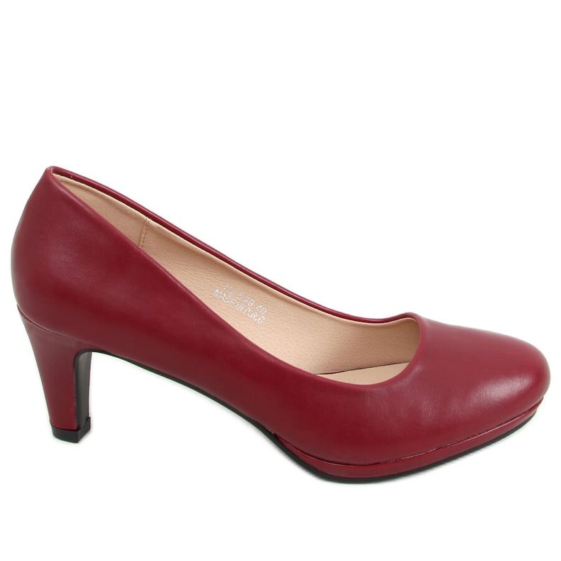 Pumpar på vinröd plattform KZ599