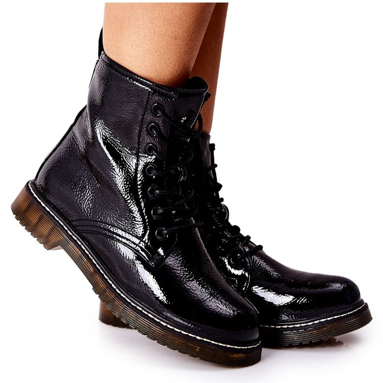 PE1 Lackade arbetarkängor på ett svart skjutreglage