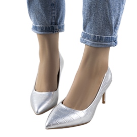 Silverpumpar på en Byatt stilettklack