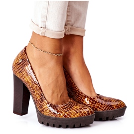 Läderpumpar på en bar Maciejka 02629-50 Lackerad malm brun