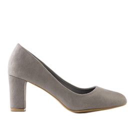 Grå klassiska pumpar på Barrington -stolpen