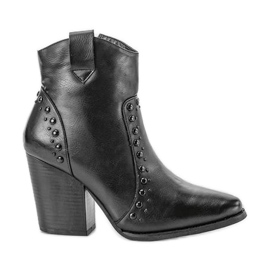 Svarta fotkängor på Mero -stolpen