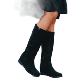 Svarta stövlar på den täckta Nana -kilen